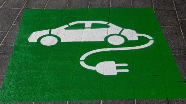 Koniec spalinowych samochodów w UE. Czy wystarczy prądu? Co z E-Paliwami?