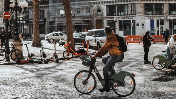 Paryż zmienia się w miasto rowerów. Strukturalny chaos na ulicach gwarantem płynnego ruchu